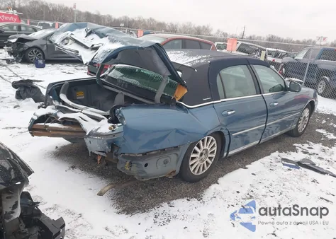 2003 Lincoln Town Car Signature z USA, uszkodzony, nr VIN 1LNHM82W83Y635511